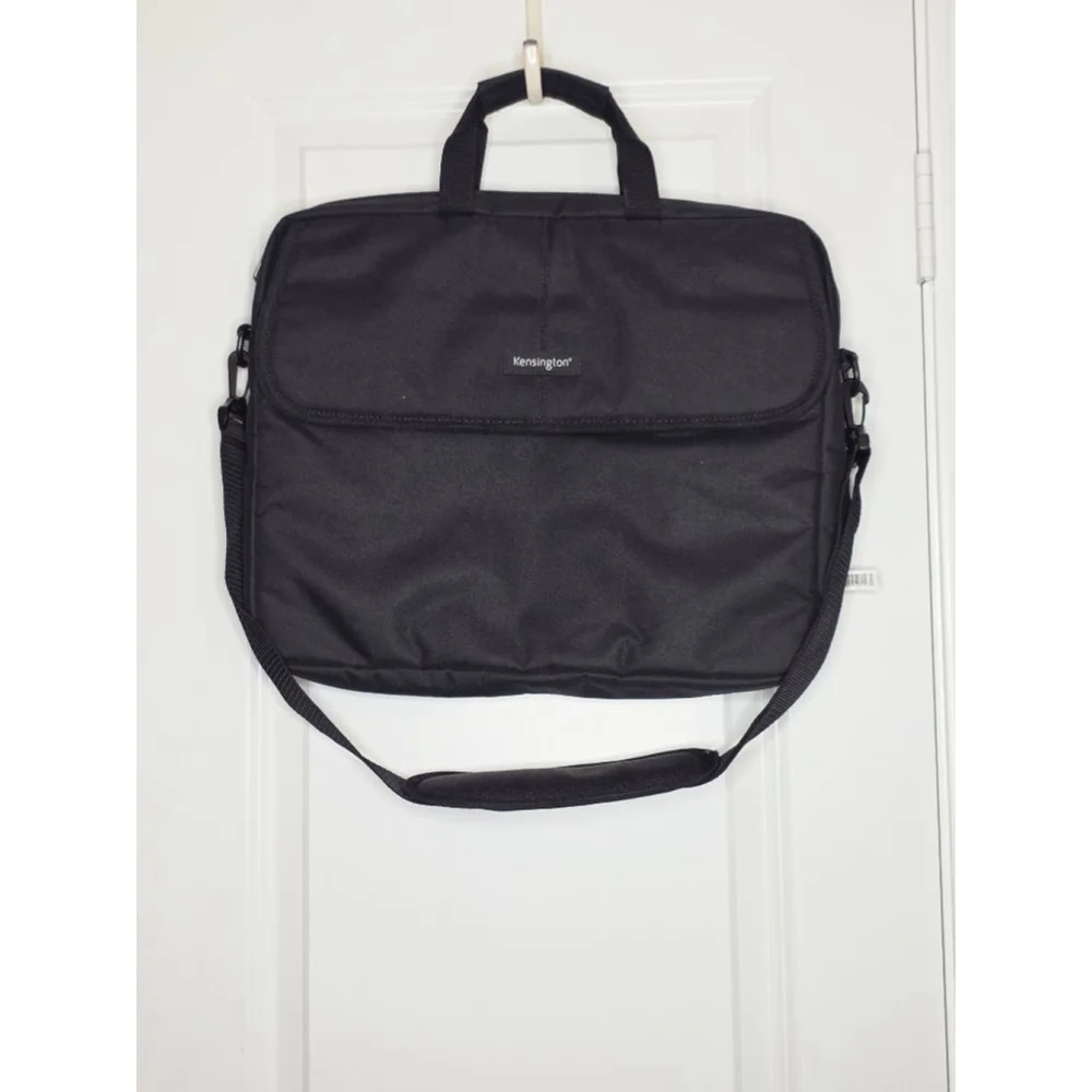 Kensington Simply Portable SP17 Classic Laptop Sleeve – 17” / 43.3cm – Black